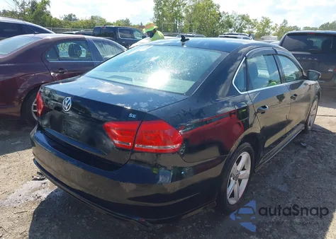 2013 Volkswagen Passat 2.5L Se z USA, uszkodzony, nr VIN 1VWBP7A34DC081298